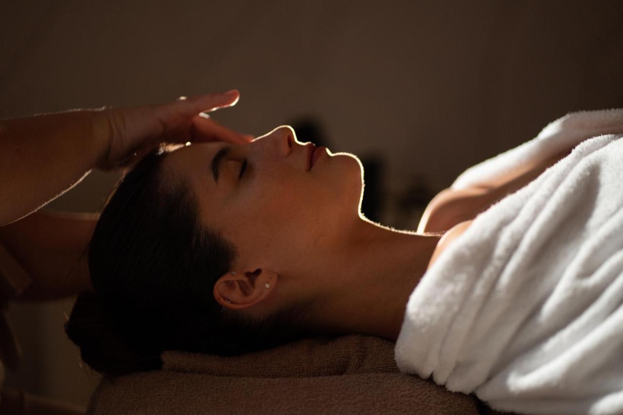 ไฮแอท รีเจนซี เทสซาโลนิกี Hotel เทสซาโลนิกิ ภายนอก รูปภาพ A woman receiving a facial massage