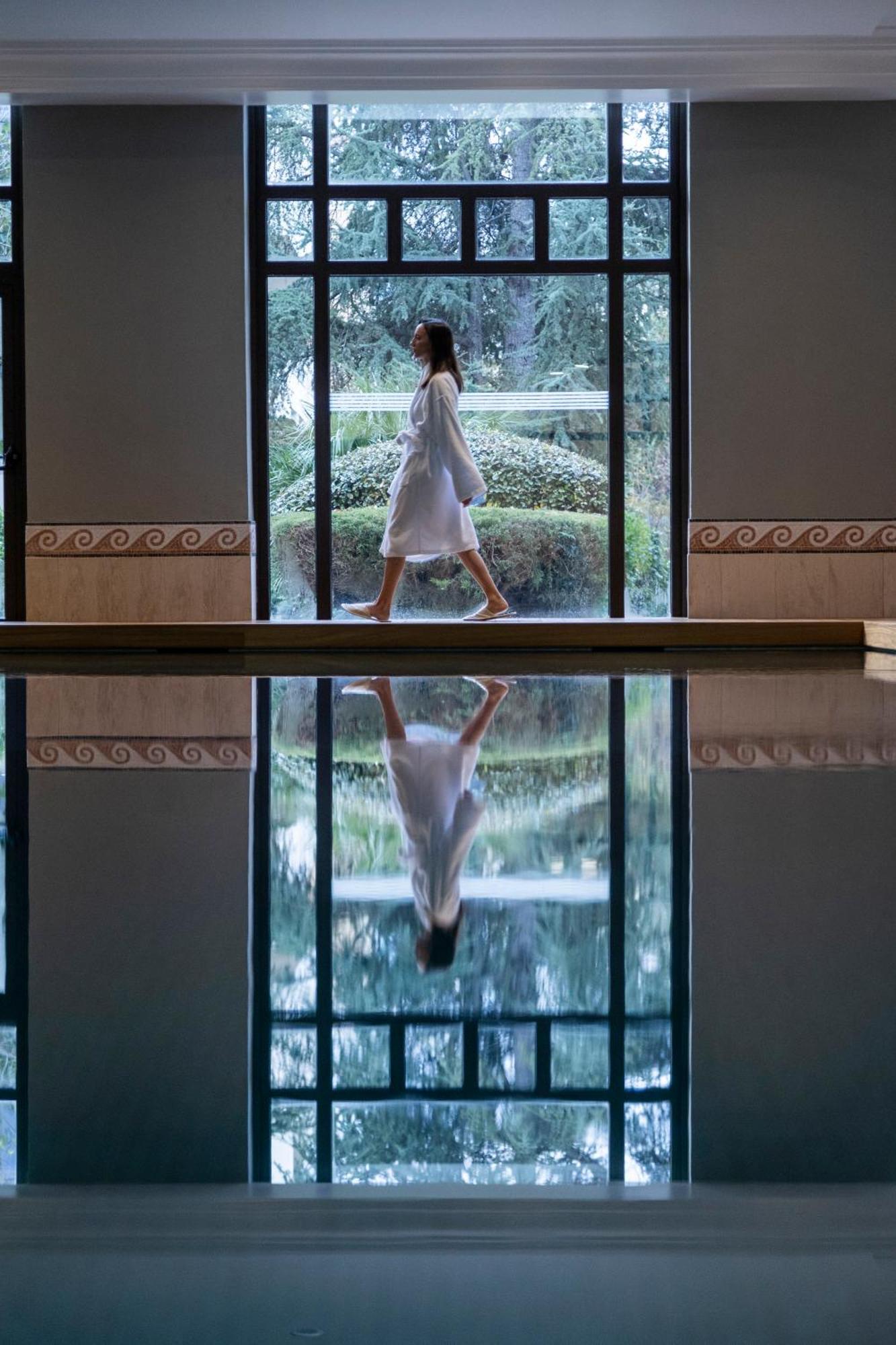 ไฮแอท รีเจนซี เทสซาโลนิกี Hotel เทสซาโลนิกิ ภายนอก รูปภาพ A woman in a yukata at a Japanese onsen