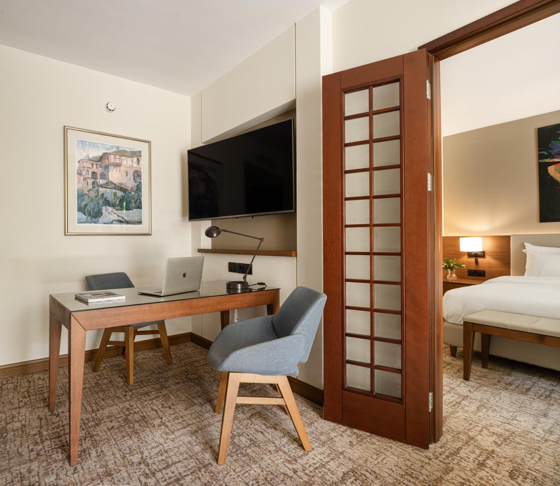 ไฮแอท รีเจนซี เทสซาโลนิกี Hotel เทสซาโลนิกิ ภายนอก รูปภาพ A sliding door in a hotel room