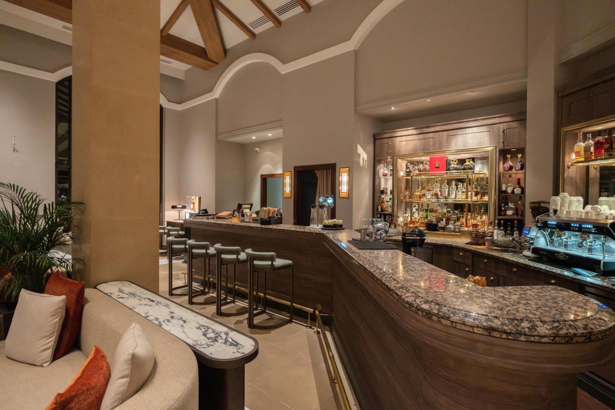 ไฮแอท รีเจนซี เทสซาโลนิกี Hotel เทสซาโลนิกิ ภายนอก รูปภาพ The bar at the lobby
